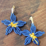 AROS MACRAMÉ FLOR AZÚL ENCHAPE ORO