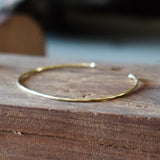 PULSERA ESCLAVA DELGADA TORCIDA ENCHAPE ORO