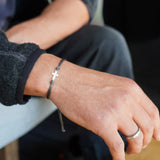 PULSERA CRUZ HILO GRIS HOMBRE PLATA
