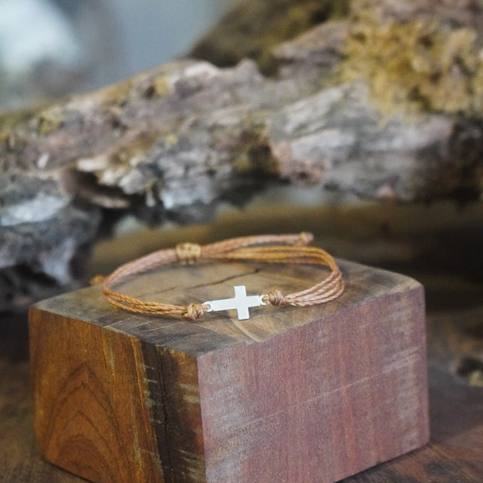 PULSERA CRUZ HILO CAFÉ HOMBRE PLATA