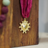 COLLAR SEDA RÚSTICA ROJA DETENTE ENCHAPE ORO