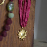 COLLAR SEDA RÚSTICA ROJA DETENTE ENCHAPE ORO