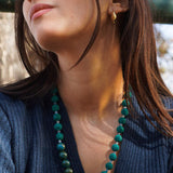 COLLAR PIEDRAS VERDE PETRÓLEO