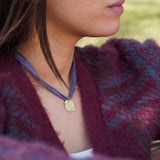 COLLAR SEDA RÚSTICA FLOR ENCHAPE ORO