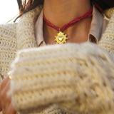 COLLAR SEDA RÚSTICA ROJA DETENTE ENCHAPE ORO