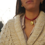 COLLAR SEDA RÚSTICA ROJA DETENTE ENCHAPE ORO