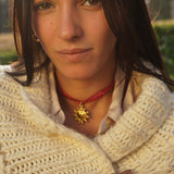 COLLAR SEDA RÚSTICA ROJA DETENTE ENCHAPE ORO