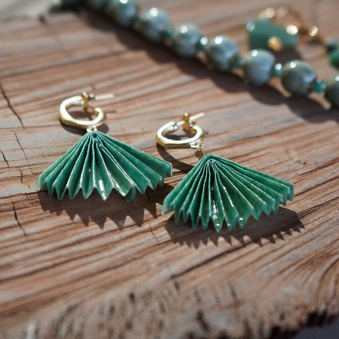 AROS ARGOLLAS GRUESAS ABANICO ORIGAMI VERDE ENCHAPE ORO