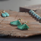 AROS ARGOLLAS GRUESAS ABANICO ORIGAMI VERDE ENCHAPE ORO