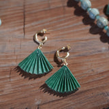 AROS ARGOLLAS GRUESAS ABANICO ORIGAMI VERDE ENCHAPE ORO