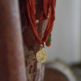 COLLAR CINTA SEDA RÚSTICA SAN BENITO ENCHAPE ORO