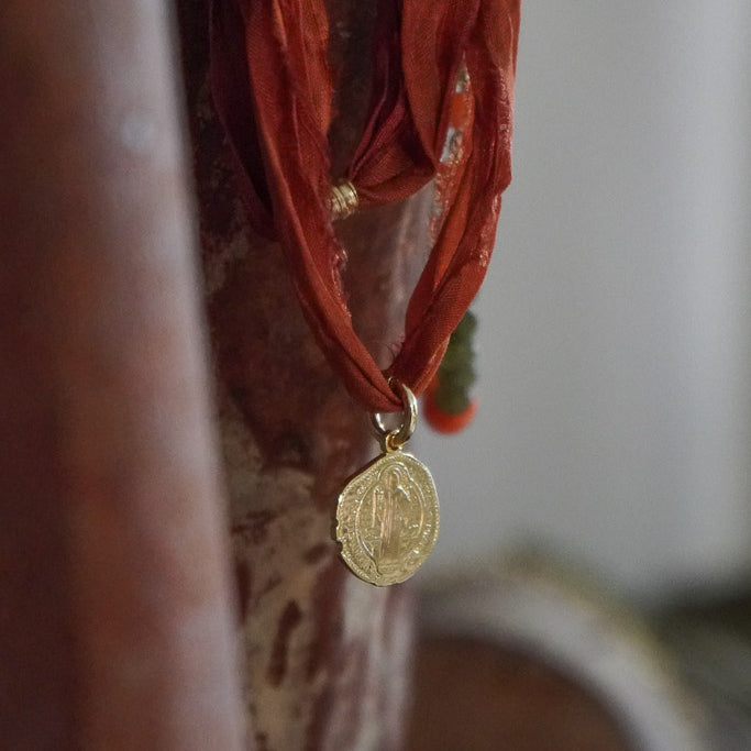 COLLAR CINTA SEDA RÚSTICA SAN BENITO ENCHAPE ORO