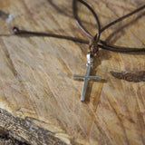 CRUZ PLATA CUERO HOMBRE
