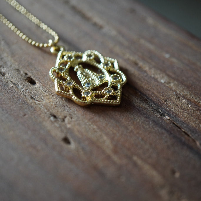 COLLAR VIRGEN DECO ENCHAPE ORO