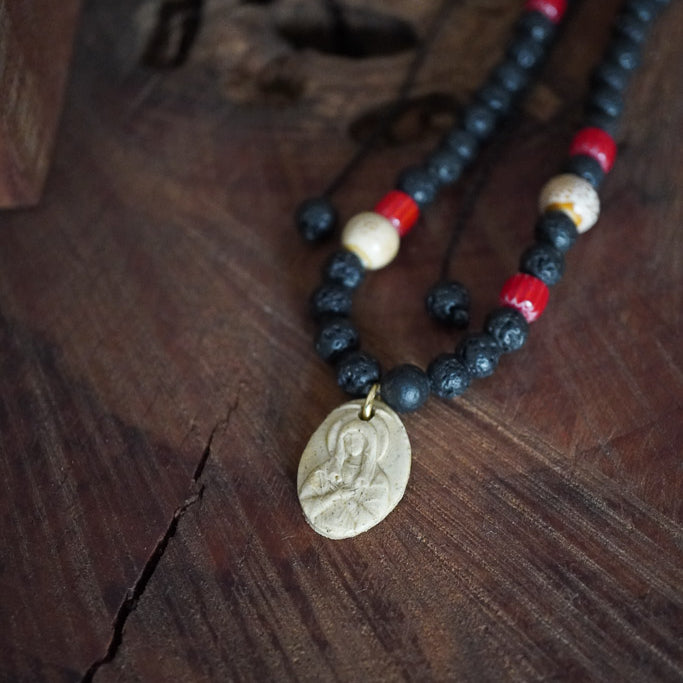 COLLAR VIRGEN CERÁMICA PIEDRAS VOLCÁNICAS AJUSTABLE