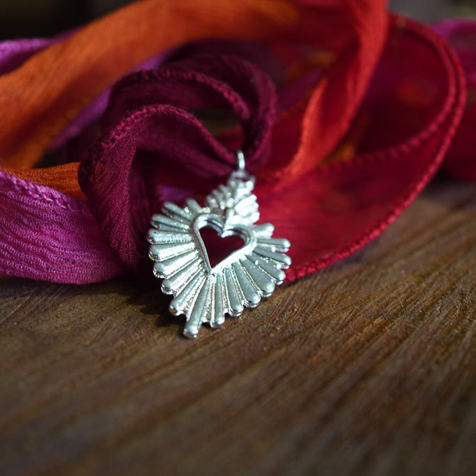 COLLAR CINTA SEDA RIBETEADA DETENTE RAYOS ENCHAPE PLATA