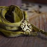 COLLAR CINTA SEDA RIBETEADA VIRGEN DECO ENCHAPE ORO