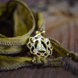 COLLAR CINTA SEDA RIBETEADA VIRGEN DECO ENCHAPE ORO