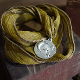 COLLAR CINTA SEDA RIBETEADA MEDALLON LUNA ESTRELLAS ENCHAPE PLATA