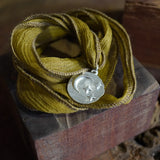 COLLAR CINTA SEDA RIBETEADA MEDALLON LUNA ESTRELLAS ENCHAPE PLATA