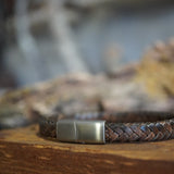 PULSERA CUERO TRENZADO CAFÉ BROCHE PLATA MATE HOMBRE