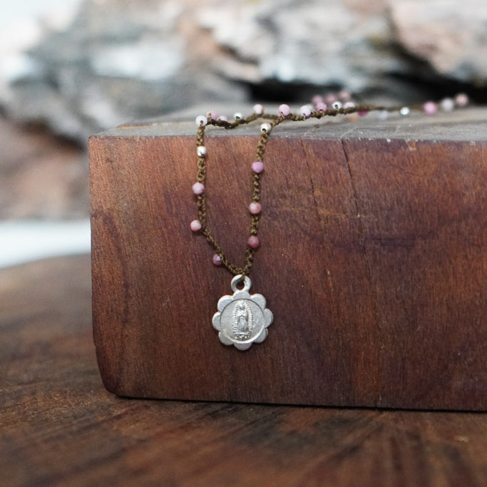 COLLAR TEJIDO VIRGEN GUADALUPE FLOR ROSADO-PLATA