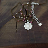 COLLAR TEJIDO VIRGEN GUADALUPE FLOR ROSADO-PLATA