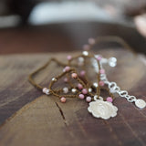 COLLAR TEJIDO VIRGEN GUADALUPE FLOR ROSADO-PLATA