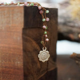 COLLAR TEJIDO VIRGEN GUADALUPE FLOR VERDE-ROSADO