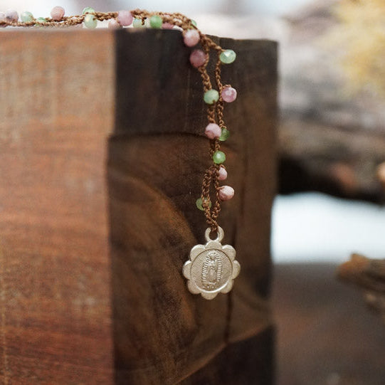 COLLAR TEJIDO VIRGEN GUADALUPE FLOR VERDE-ROSADO