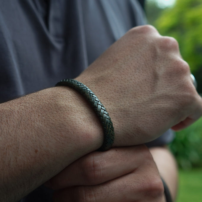 PULSERA CUERO TRENZADO VERDE BROCHE PLATA MATE HOMBRE