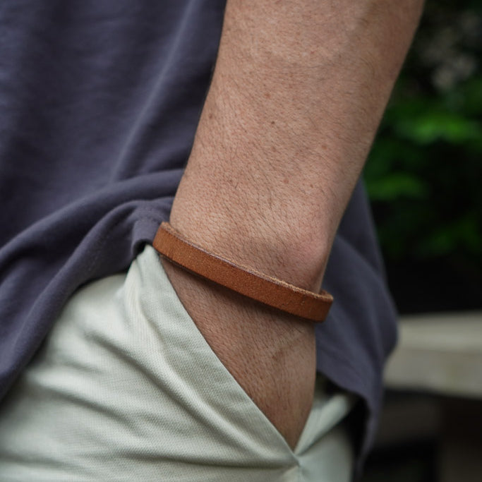 PULSERA CUERO GRUESO CAFÉ BROCHE NEGRO HOMBRE