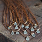 COLLAR LETRA REDONDA PLATA HILO