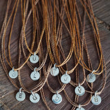 COLLAR LETRA REDONDA PLATA HILO