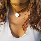 COLLAR CINTA SEDA RIBETEADA MEDALLON LUNA ESTRELLAS ENCHAPE PLATA
