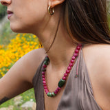COLLAR PIEDRAS FUCSIA MATE CERÁMICA