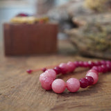 COLLAR PIEDRAS ROSA BURDEO AJUSTABLE