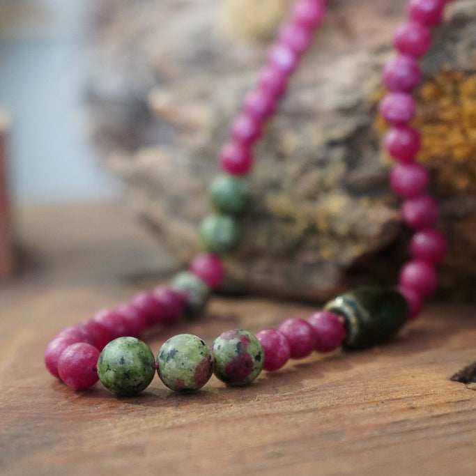 COLLAR PIEDRAS FUCSIA MATE CERÁMICA