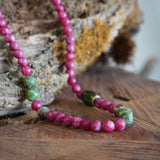 COLLAR PIEDRAS FUCSIA MATE CERÁMICA