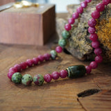 COLLAR PIEDRAS FUCSIA MATE CERÁMICA