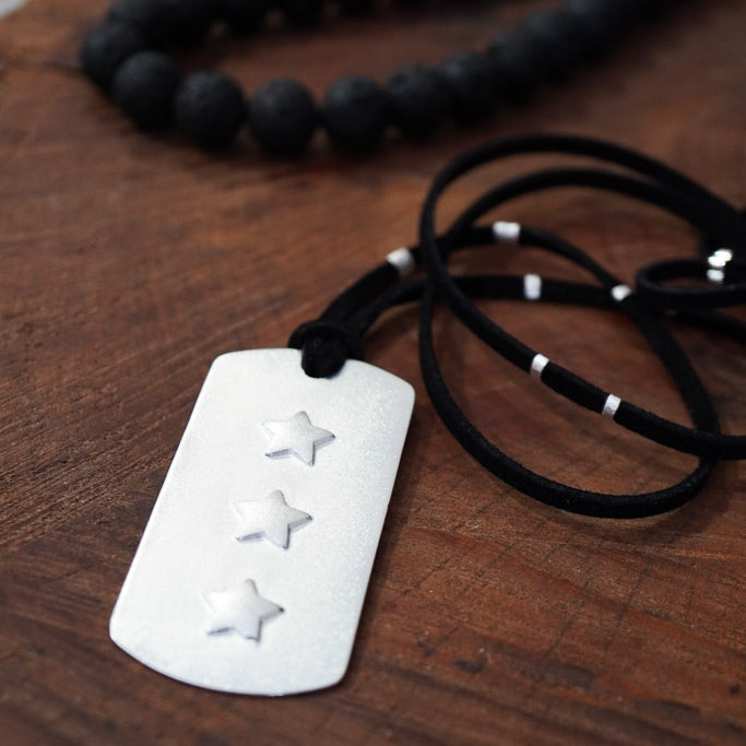 COLLAR PLACA ESTRELLAS GAMUZA ENCHAPE PLATA