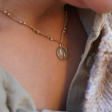 COLLAR TEJIDO VIRGEN CREMA