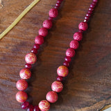COLLAR PIEDRAS ROJO BURDEO