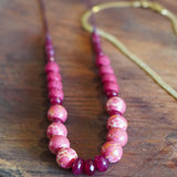 COLLAR PIEDRAS ROJO BURDEO