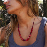 COLLAR PIEDRAS ROJO BURDEO